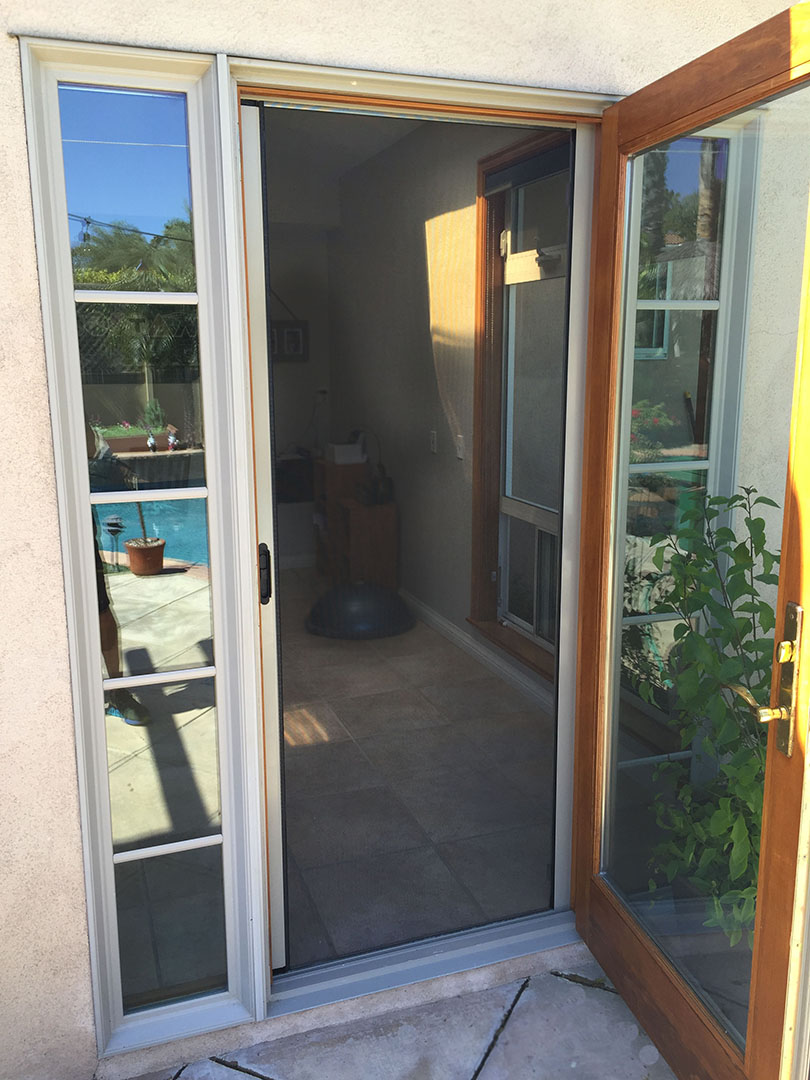 Single Retractable Screen Door